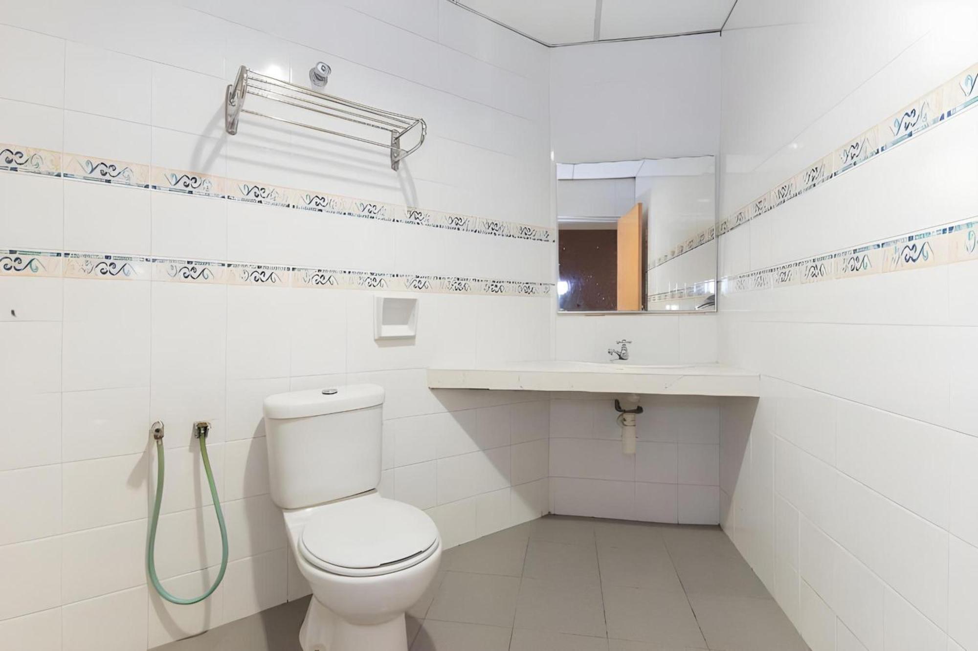 Super Oyo 447 Comfort Hotel Meru Klang Kültér fotó