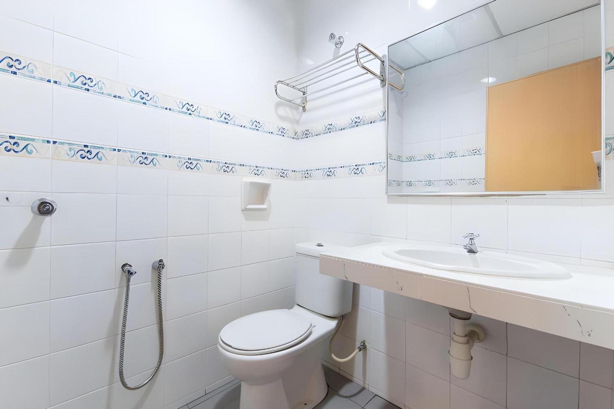 Super Oyo 447 Comfort Hotel Meru Klang Kültér fotó