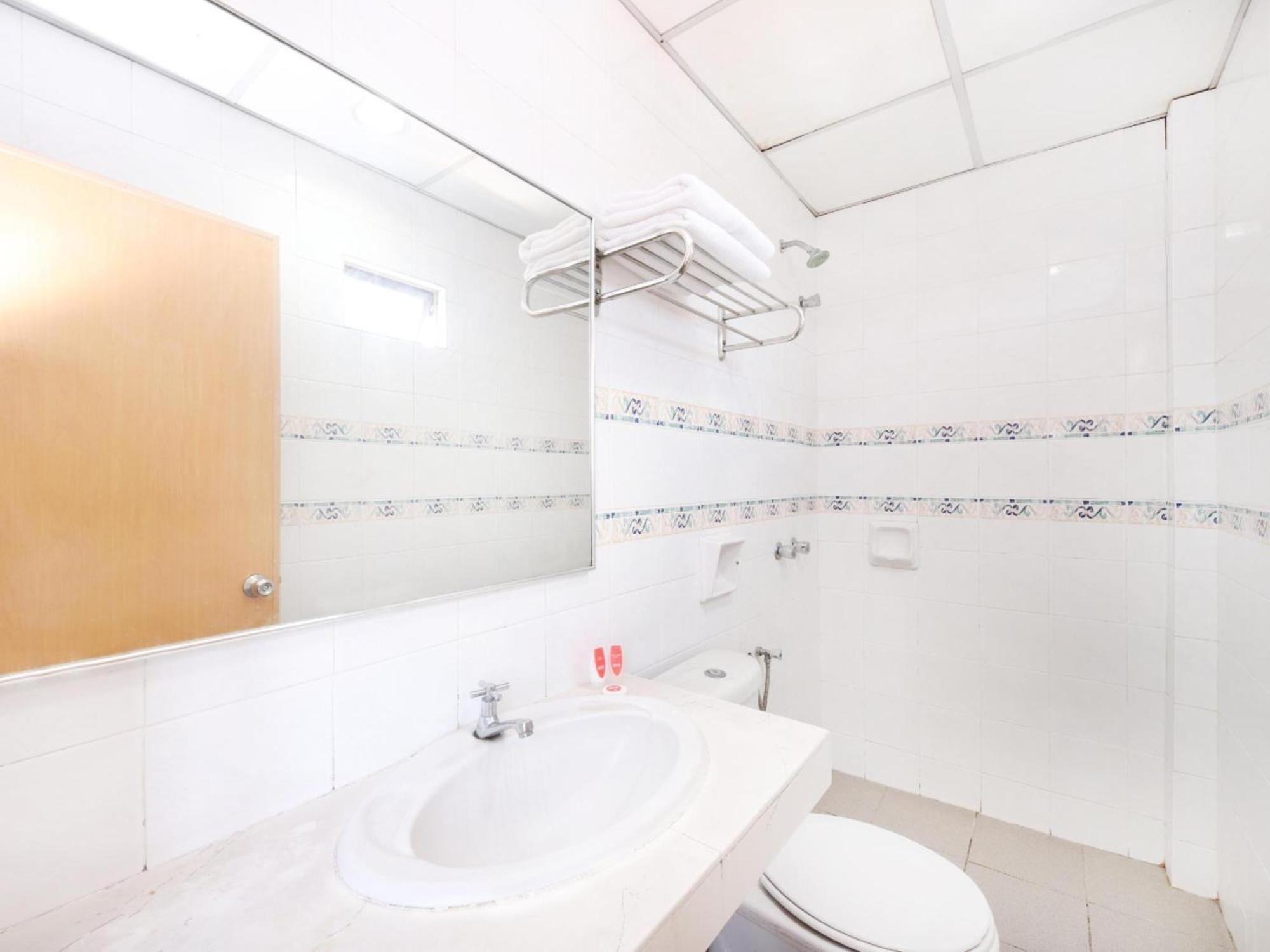 Super Oyo 447 Comfort Hotel Meru Klang Kültér fotó